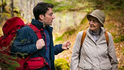 Eine 83-Jährige geht bergsteigen im deutschen Trailer zu "Edie - Für Träume ist es nie zu spät"