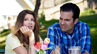 bild aus der news Netflix-Alternative: Dieser Serien-Geheimtipp versüßt euch mit Sex, Drugs & Babybrei das Binge-Wochenende