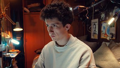 bild aus der news "How to Sell Drugs Online (Fast)": Nerds auf Ecstasy im neuen Trailer mit Bjarne Mädel als Drogendealer 