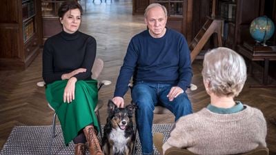 "Und wer nimmt den Hund?": Bissiger Trailer zum Komödien-Highlight mit Ulrich Tukur und Martina Gedeck