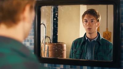 bild aus der news "Axel, der Held": Trailer zur abgedrehten Provinz-Komödie mit Emilia Schüle