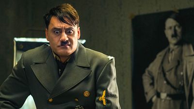 bild aus der news Von Hitler zum Sektenführer: Skurriler Trailer zu "Seven Stages To Achieve Eternal Bliss" mit Taika Waititi