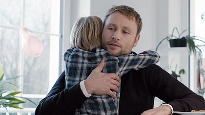 bild aus der news "Matrix 4"-Star Max Riemelt ringt mit pädophilen Neigungen im Trailer zu "Kopfplatzen"