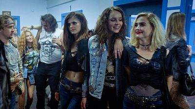 bild aus der news Trailer zum sexy Heavy-Metal-Horror "We Summon The Darkness" mit Alexandra Daddario