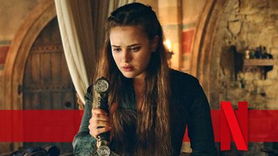 "Game Of Thrones" lässt grüßen: "Cursed" auf Netflix hat seinen eigenen Kaffeebecher-Moment