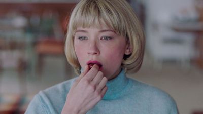 Haley Bennett schluckt Murmeln, Batterien und Reißzwecken: Deutscher Trailer zum stylischen Psycho-Schocker "Swallow"