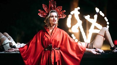 bild aus der news "X-Men"-Star als Satanistin: Deutscher Trailer zur Horrorkomödie "Satanic Panic"