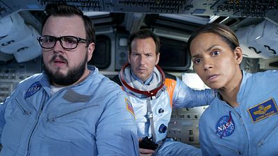 bild aus der news "Moonfall": Der neue Trailer zu Roland Emmerichs Katastrophen-Actioner ist noch viel irrer als der erste