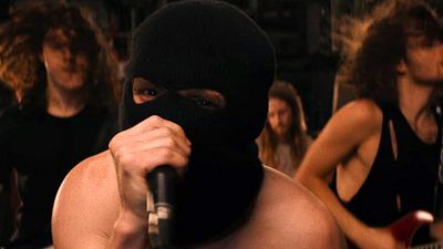 bild aus der news Anarchie, Punk, Pyromanie – ihr werdet nicht glauben, welcher Star hinter diesem schrägen Heimkino-Geheimtipp steckt!