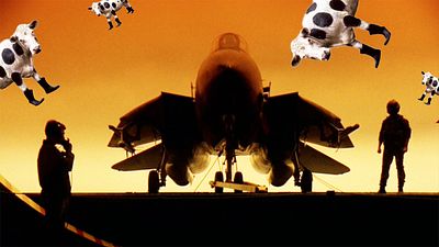 bild aus der news "Top Gun 2"-Star tauscht Jet gegen fliegende Kühe: Legendärer Kult-Klassiker feiert längst überfälliges Heimkino-Comeback