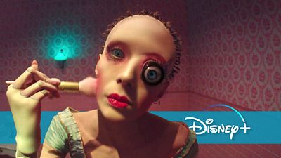 bild aus der news Chucky und Annabelle können einpacken: Verstörende Horror-Puppen-WG im Trailer zu "American Horror Stories" Staffel 2