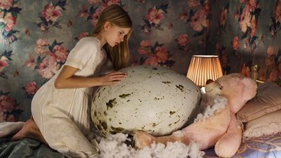 Body-Horror neu im Kino: Ihr wollt unbedingt wissen, was sich hinter diesem Ei versteckt