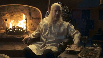 bild aus der news "House Of The Dragon": Das steckt hinter den Verletzungen von König Viserys am Eisernen Thron