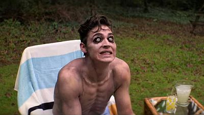 bild aus der news "After Forever"-Bad-Boy Hero Fiennes Tiffin als Zombie: Trailer zur Horror-Comedy "Loneliest Boy In The World"