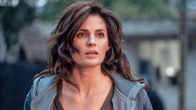 bild aus der news 10 Jahre nachdem sie bei "Castle" gefeuert wurde, feiert diese Schauspielerin mit einer neuen Serie ihr Comeback