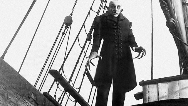 "2.000 echte Ratten": So krass ist das neue "Nosferatu"-Bild mit Willem Dafoe als Vampirjäger in Wirklichkeit!