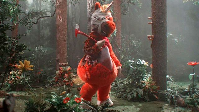 bild aus der news "Blutgetränkter Albtraum voll schwarzem Humor": Alle reden über diesen Horrorfilm mit einem Psycho-Einhorn