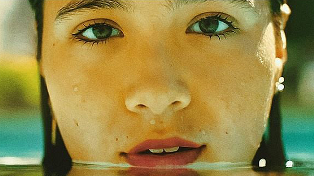 bild aus der news Ex-Disney-Star verfilmt eigenen Bestseller: Erster Trailer zu "Girls Like Girls"