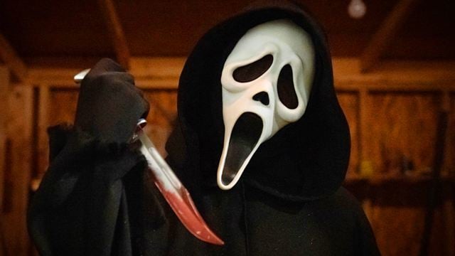 Schon gewusst? Wes Craven hat einen Gastauftritt in "Scream" – und spielt damit auf einen seiner anderen großen Horror-Klassiker an!
