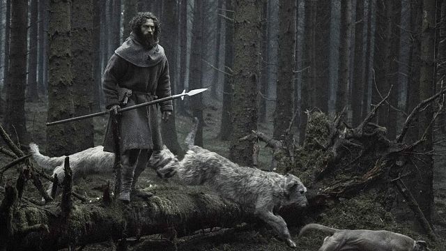 bild aus der news Nach "Nosferatu" kommt "Werwulf": Jetzt gibt’s den ersten Trailer zum düsteren Historien-Horror mit Aaron Taylor-Johnson & Lily-Rose Depp