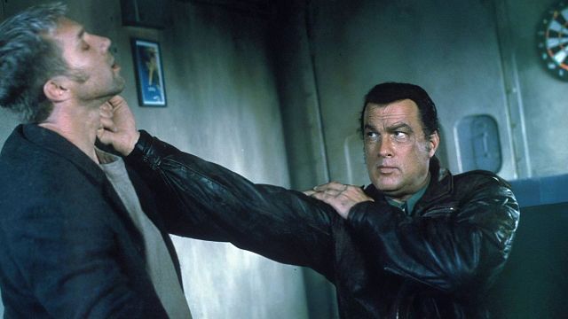 bild aus der news "Er ist ein Albtraum": Action-Star Steven Seagal zerstörte fast die Karriere dieses Hollywood-Regisseurs