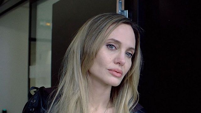 bild aus der news Superstar Angelina Jolie stellt sich ihrer potenziell tödlichen Erkrankung: Emotionaler Trailer zu "Couture"