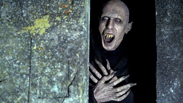 bild aus der news 11 Jahre (!) nach Kinostart feiert dieser Vampir-Kultfilm endlich seine TV-Premiere – doch die Sendezeit ist eine absolute Frechheit!