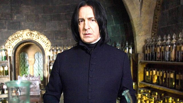 bild aus der news "Harry Potter"-Star Alan Rickman hätte fast die Hauptrolle in einem absoluten 90er-Jahre-Hit gespielt – es wäre ein völlig anderer Film geworden!