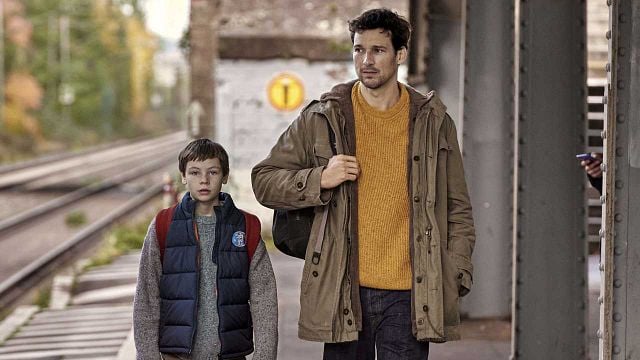 bild aus der news ARD-Sommerkino ab sofort im Streaming: Florian David Fitz begeistert im deutschen Filmdrama, das auf wahren Begebenheiten basiert