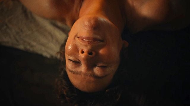 bild aus der news "Hart wie ein Baum": Alexander Skarsgård ist im herrlich bizarren Trailer zu "Wicker" ein ungewöhnlicher Liebhaber