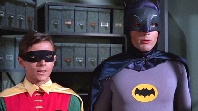 "Zu groß fürs Fernsehen": "Batman"-Star musste Schrumpfpillen nehmen, um sein bestes Stück zu verkleinern!