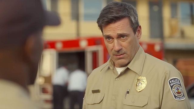Pechschwarze Krimi-Komödie à la "Fargo": Stars aus "Ted Lasso" & "Top Gun: Maverick" im Trailer zu "Maggie Moore(s)"