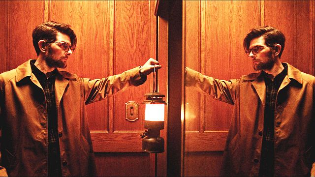 bild aus der news "Severance"-Star Adam Scott im atmosphärisch-gruseligen Trailer zum Haunted-Hotel-Horror "Hokum"