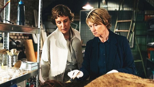 bild aus der news Meisterwerk mit Moorleiche: Corinna Harfouch & Carla Juri im Trailer zum Psycho-Thrillerdrama "Im Spiegel meiner Mutter"