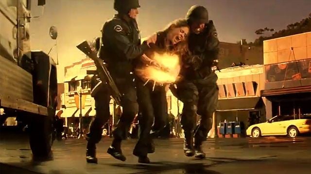 Dieser explosive Actionthriller ist überragend gefilmt und clever konstruiert – mit John Travolta und 3 Marvel-Stars in den Hauptrollen