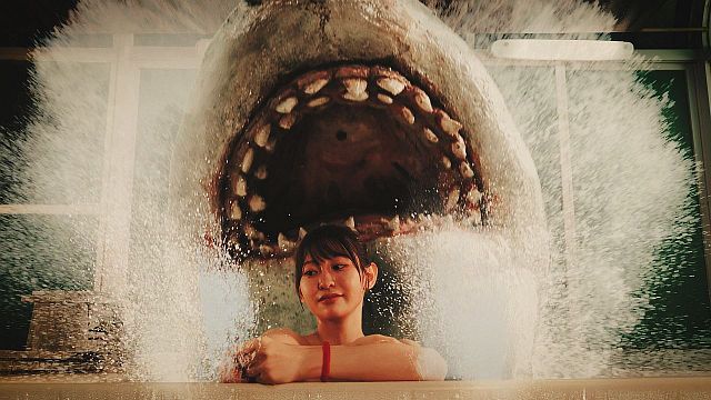 bild aus der news Hai-Terror im Thermalbad: Blutiger Trailer zum durchgeknallten Tierhorror "Hot Spring Shark Attack"