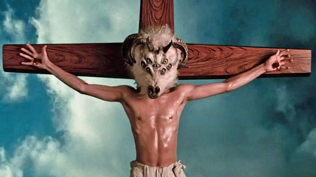 bild aus der news Dieser umstrittene Sci-Fi-Horrorfilm ist das Filmdebüt von gleich zwei (!) Kino-Ikonen – jetzt gibt es ihn zum Aktionspreis im Heimkino!