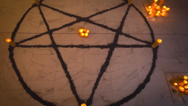 bild aus der news In diesem Hotel erwartet euch das Grauen: Erster Trailer zum Horrorfilm "Do Not Enter" - basierend auf einem Roman vom "Rambo"-Erfinder!