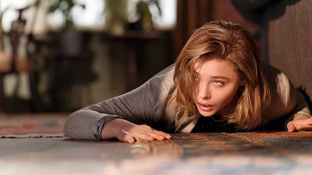 bild aus der news TV-Premiere: Ein fieser Psycho-Thriller mit "Kick-Ass"-Star und zahlreichen Twists – vom "Interview mit einem Vampir"-Macher