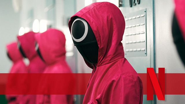 bild aus der news "Squid Game": Rot oder pink – welche Farbe haben die Anzüge der Wächter im Netflix-Hit wirklich?