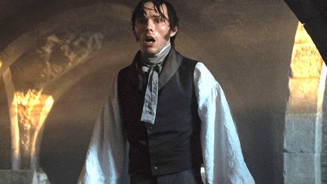 bild aus der news "Er ist zu Hause eingerahmt": Nicholas Hoult hat Bill Skarsgårds bestes Stück in der Wohnung hängen – und "Nosferatu" ist Schuld!