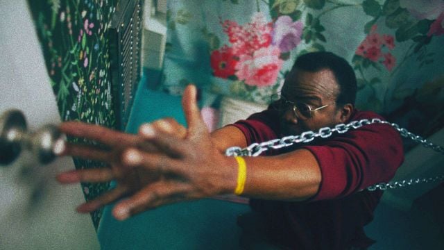 bild aus der news "Fargo" trifft Stephen King: Intensiver Trailer zum atmosphärischen 1980er-Retro-Thriller "Dead Mail" von den "Companion"-Machern