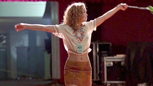 bild aus der news "Ich hoffe, all meine Ex-Freunde sehen dieses Plakat": Vor 25 Jahren ahnte diese Schauspielerin nicht, dass ein Kultfilm-Poster sie berühmt machen würde