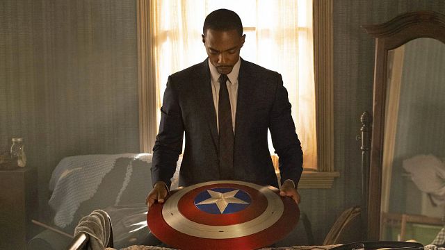 bild aus der news Der bisher beste Blick auf den neuen Anzug: So sieht Anthony Mackie in "Captain America 4: Brave New World" aus