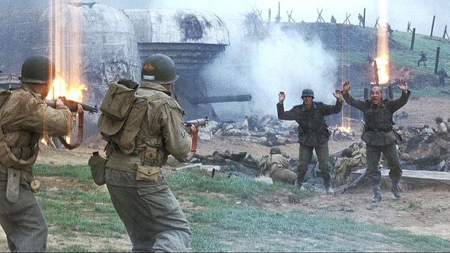 bild aus der news "In 20 Jahren werdet ihr Gott dafür danken": So hat Tom Hanks verhindert, dass reihenweise Stars aus einem Kriegsfilm-Meisterwerk flüchten