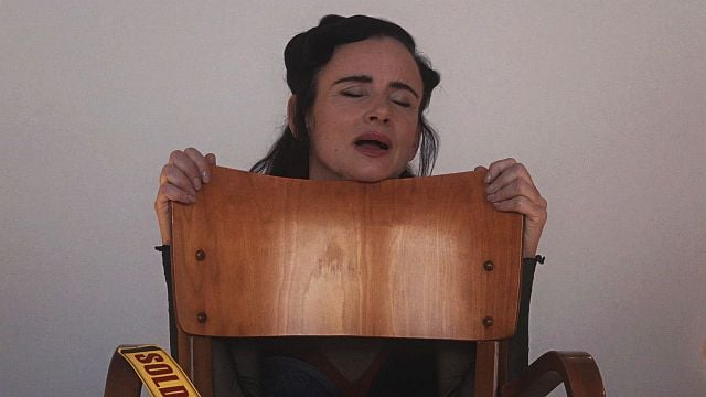 bild aus der news Völlig absurd: Im Trailer zu "By Design" tauscht ein 1990er-Superstar den Körper mit einem Stuhl!