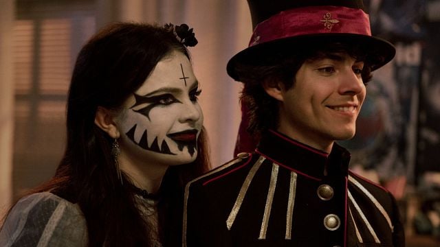 bild aus der news Endlich auch in Deutschland: In dieser Serie mit einer Horror-Ikone und "Modern Family"-Star bricht in einer Kleinstadt die Panik aus!