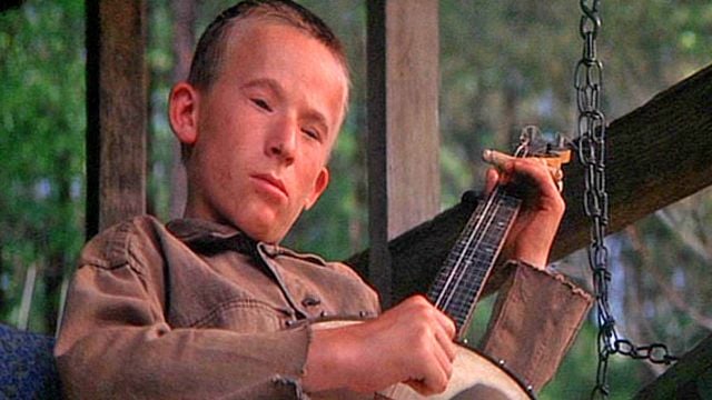 bild aus der news Vor 54 Jahren nutzte dieser Junge die Magie des Kinos, um mit einer Hand Banjo zu spielen: Er schuf eine der legendärsten Szenen des Abenteuerkinos und einen Verkaufserfolg