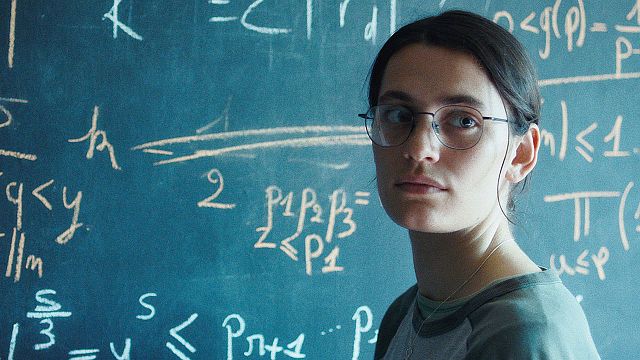 bild aus der news TV-Premiere ohne Werbung: In dieser berührenden Tragikomödie lernt ein Genie das wahre Leben kennen