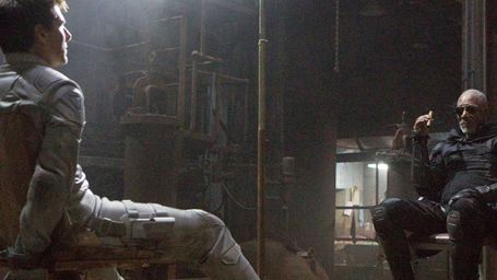 Tom Cruise rennt und Morgan Freeman verhört in zwei neuen Bildern zu "Oblivion"